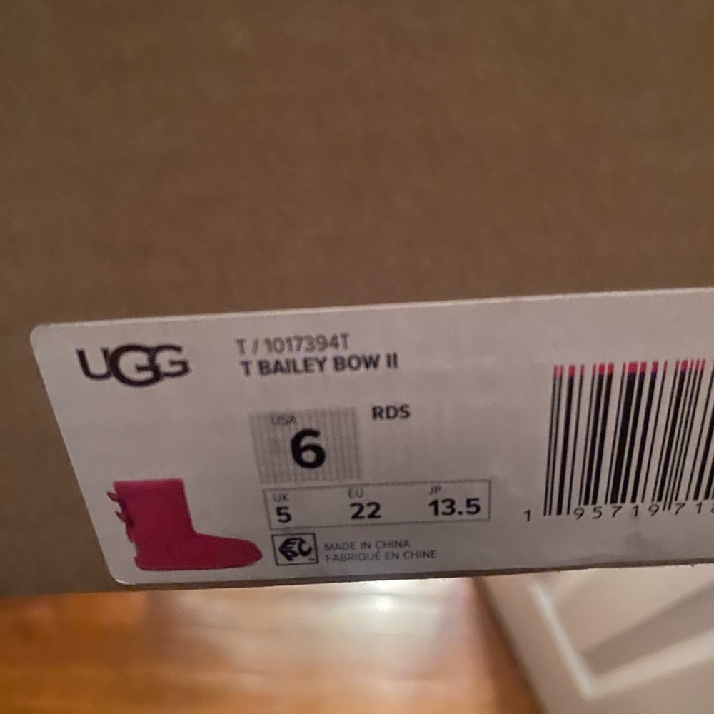 UGG T Bailey Bow II Boots in Red